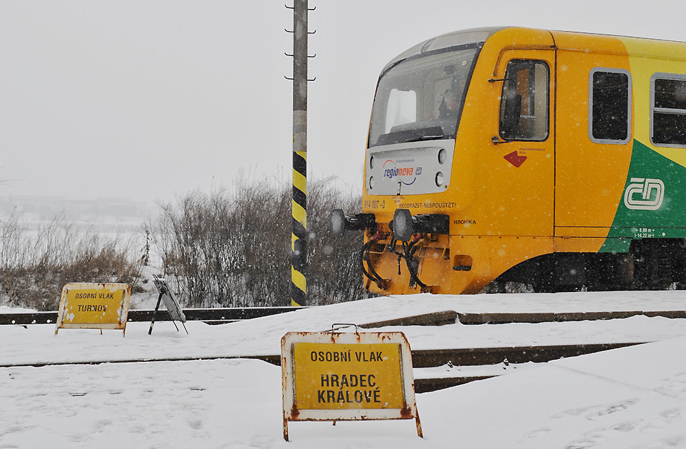 Bahnsteig 3 nach Hradec Kralove, Bahnsteig 4 nach Turnov!