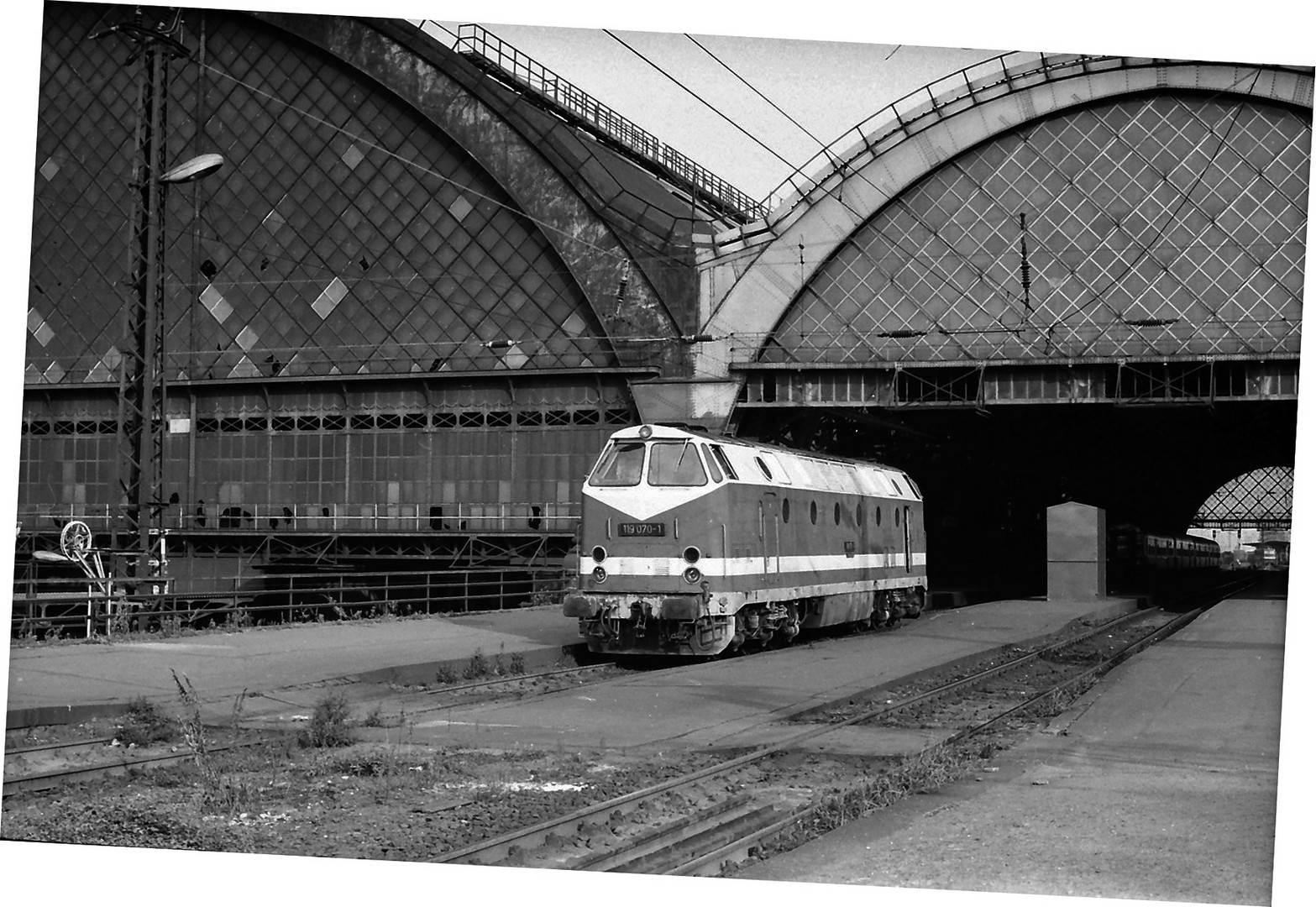 Bahnsteig 5 ( Dresden Hbf ) .