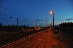 Bahnsteig am Abend