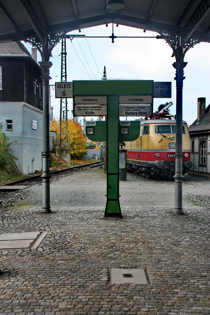 Bahnsteig auf einem alten Bahnhof -2-