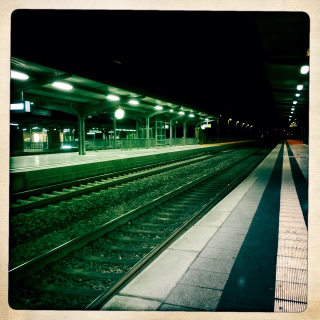 Bahnsteig bei Nacht