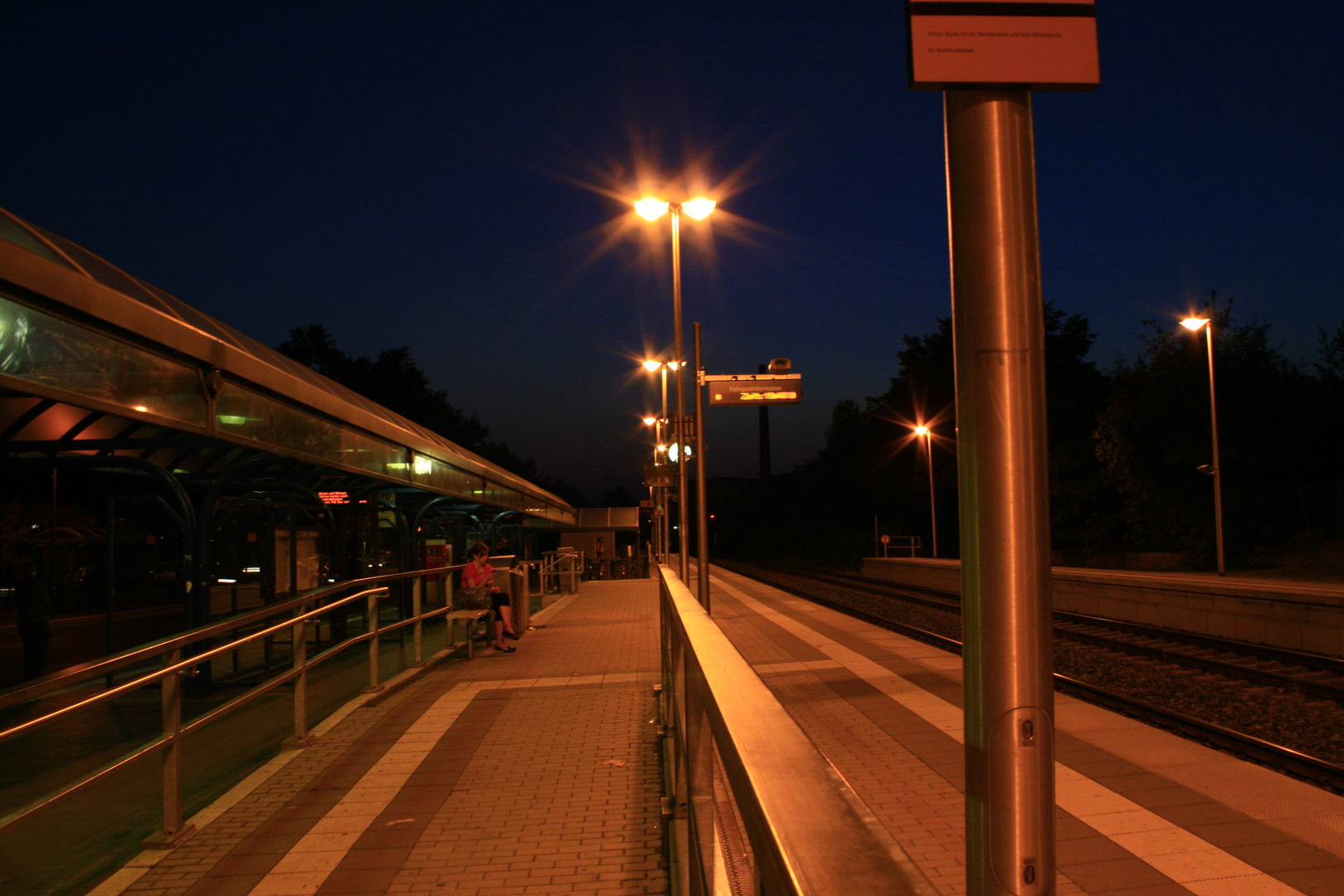 Bahnsteig bei Nacht