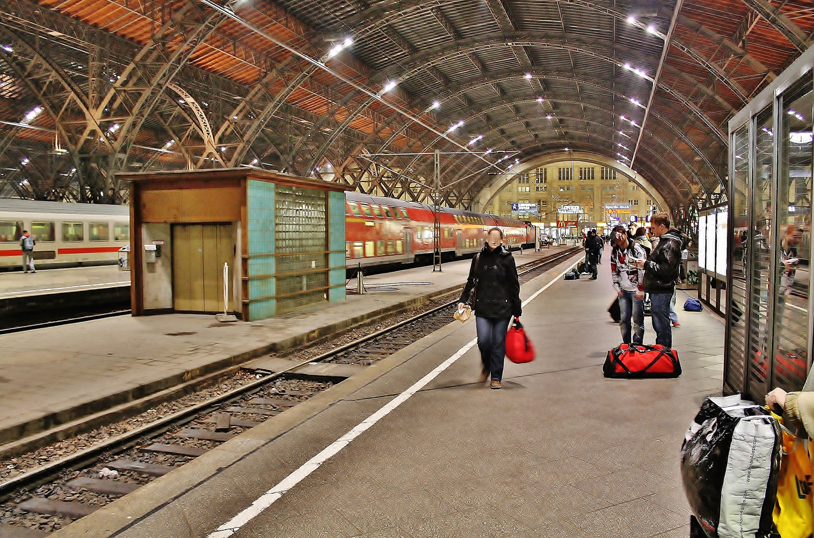 Bahnsteig, Blick zum Querbahnsteig