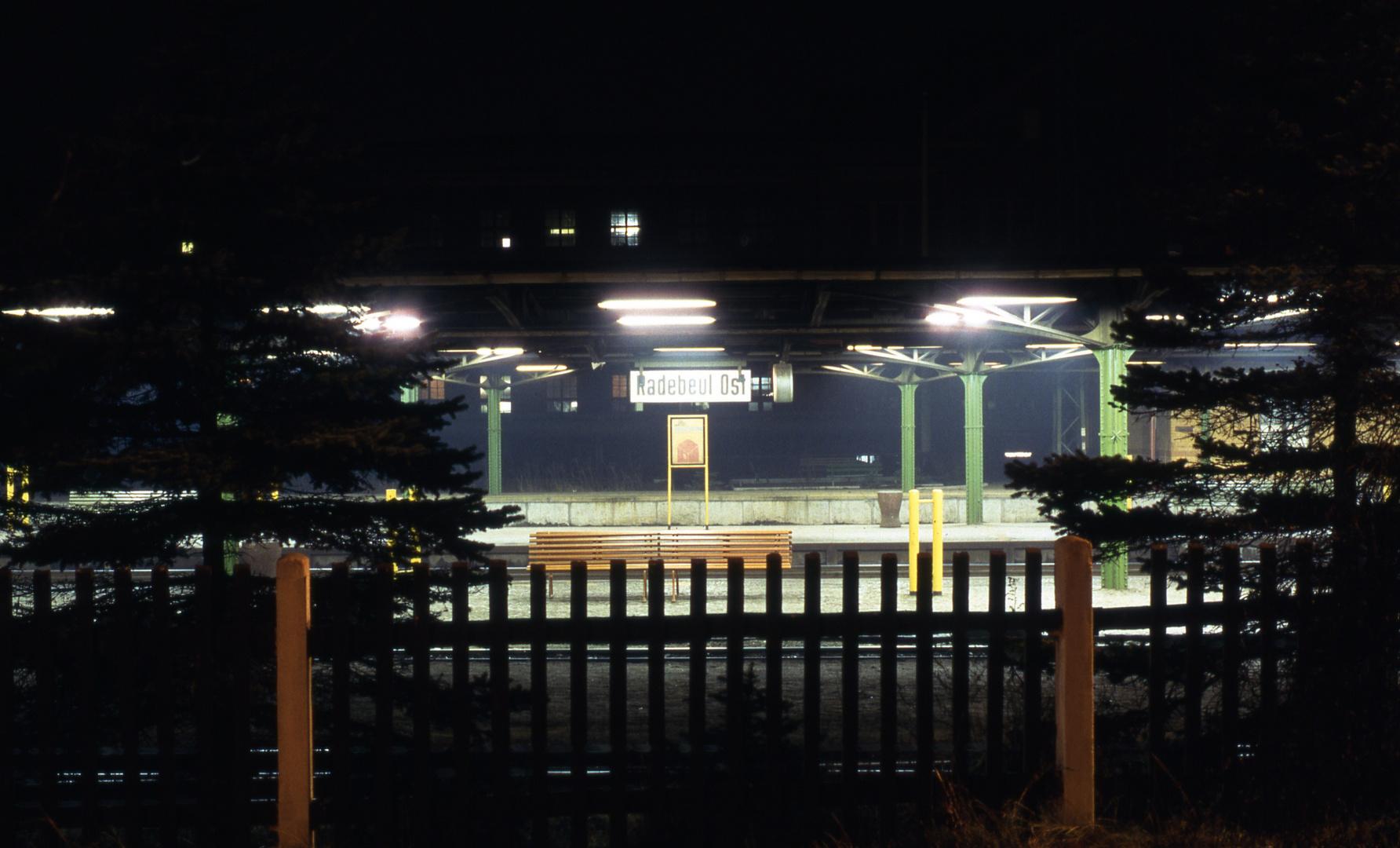 Bahnsteig in Radebeul Ost am 2 Jan 1990