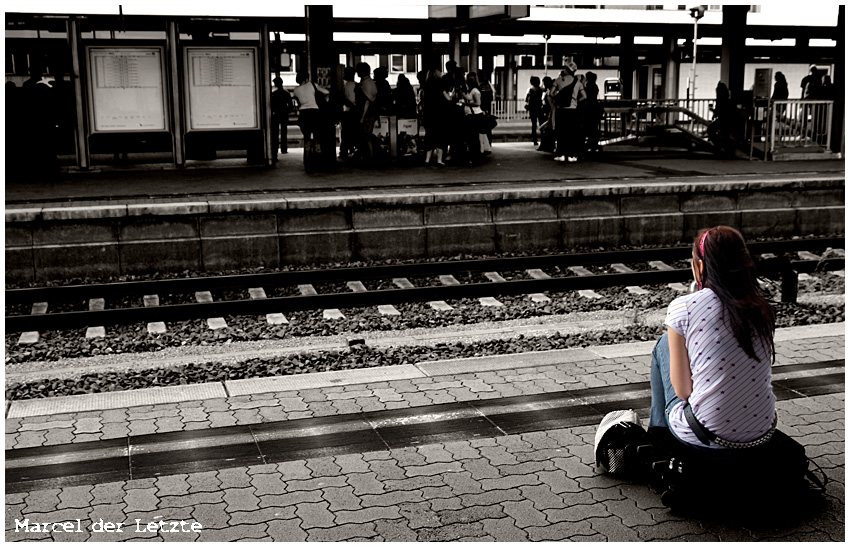 Bahnsteig mit junger Frau