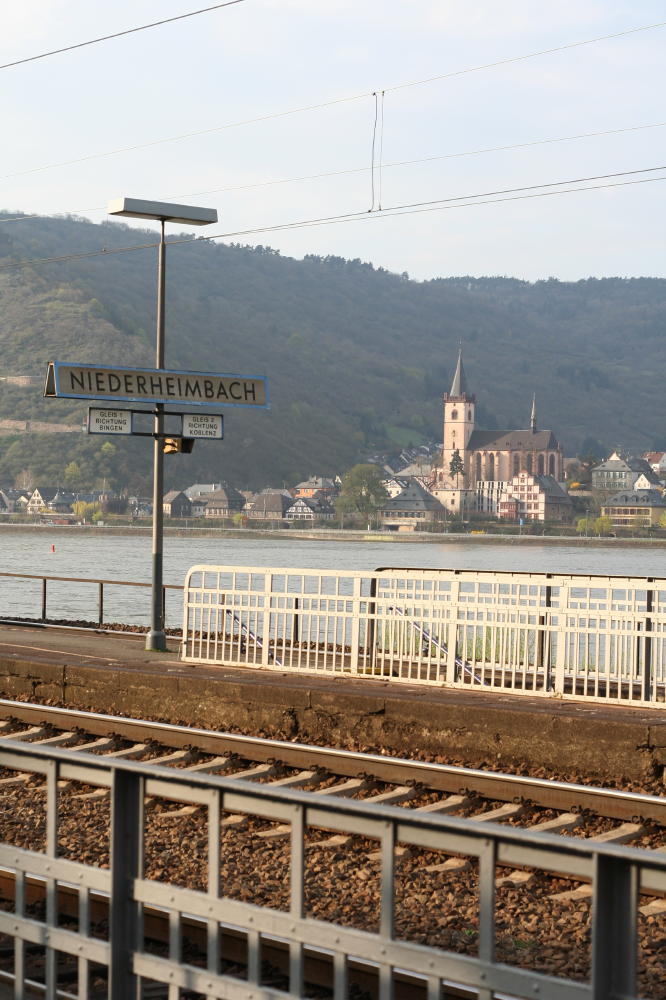 Bahnsteig mit Rheinblick