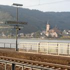 Bahnsteig mit Rheinblick
