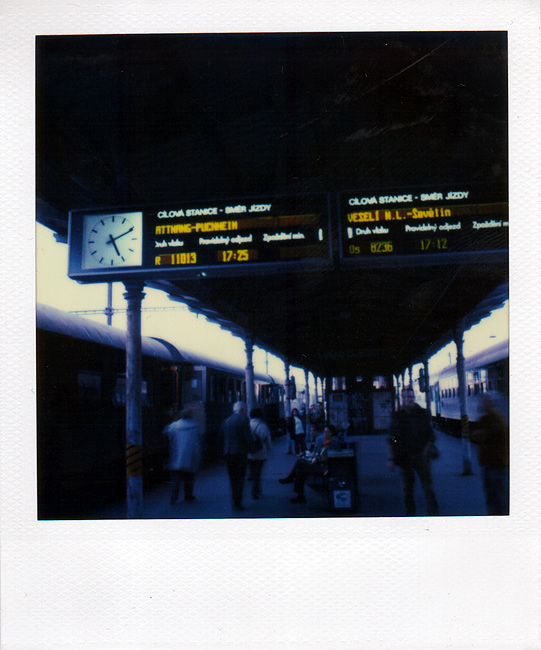 Bahnsteig mit Sonderzug-Anzeige