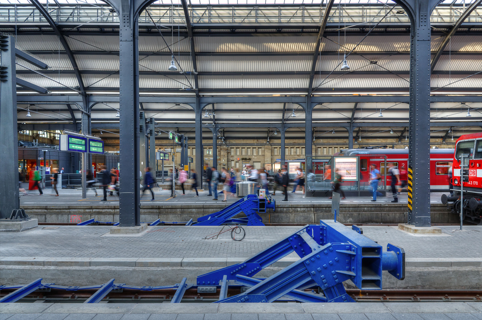 Bahnsteige mit eilenden Fußgängern, Wiesbaden