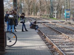 Bahnsteigkantensitzerinnen 