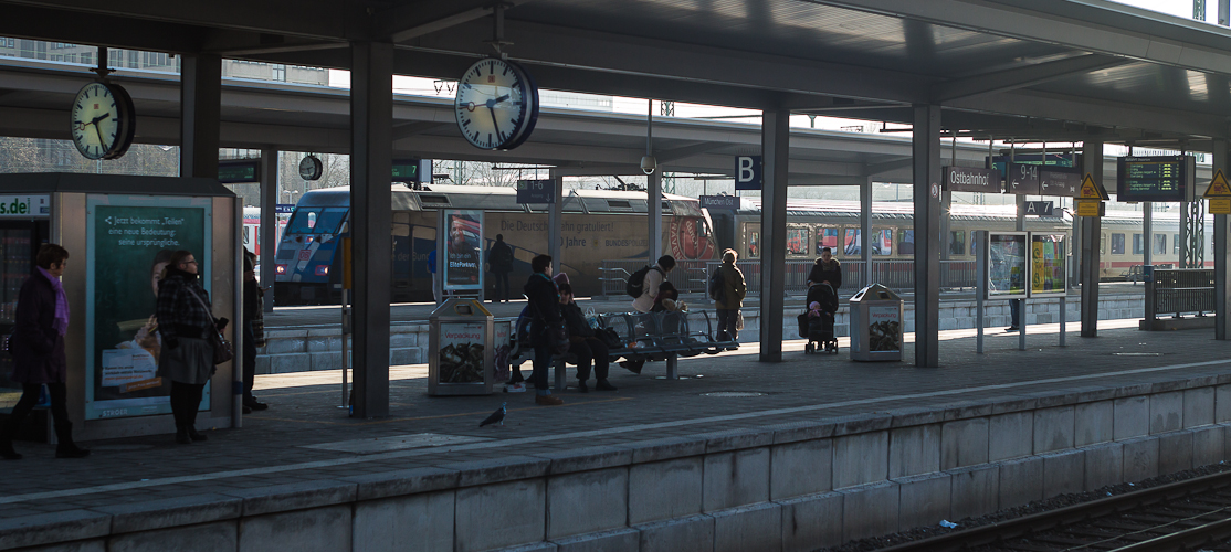 Bahnsteigszene mit Polizeilok ... oder: Drei Mal fast halb Drei