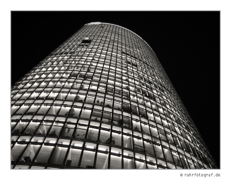 Bahntower @ night