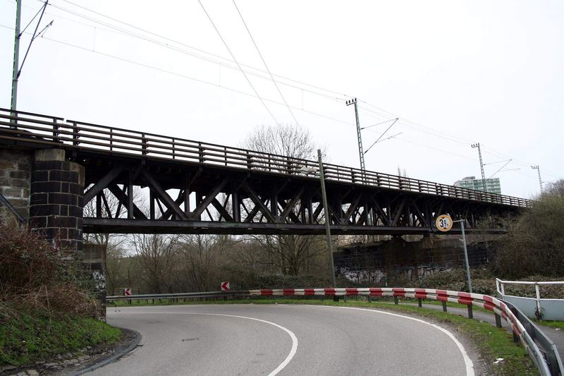 Bahntrasse über Straße in Kurve