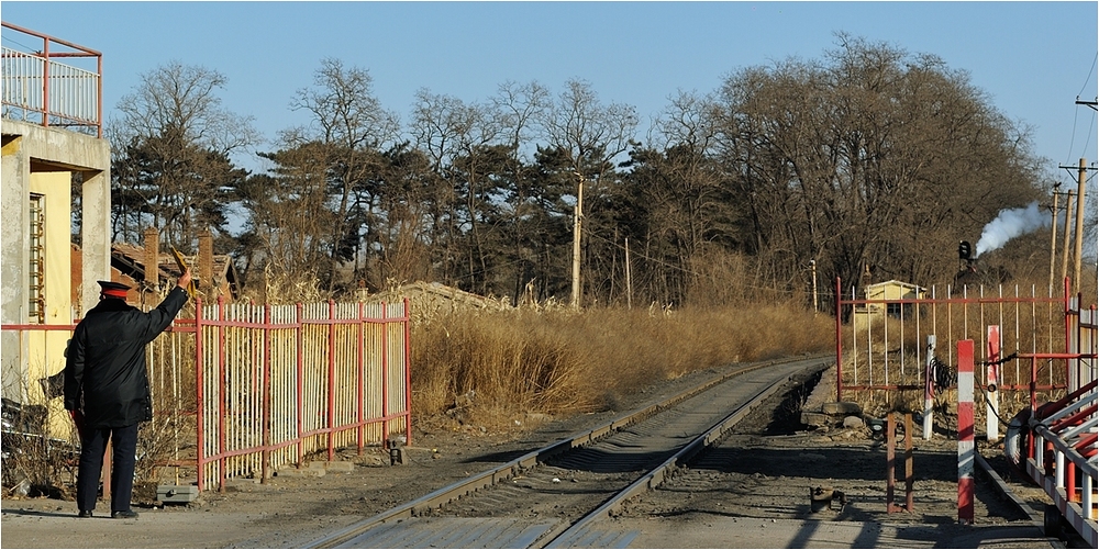 Bahnübergänge in Fuxin II - Der Schrankenwärter gibt das "frei"-Signal