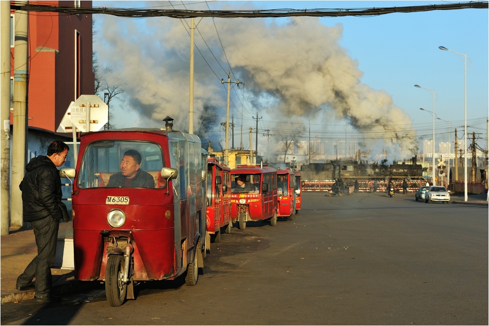 Bahnübergänge in Fuxin VI - Am Taxistand...