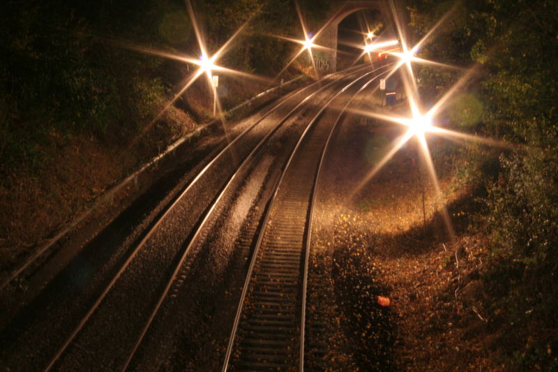 Bahnübergang bei Nacht..