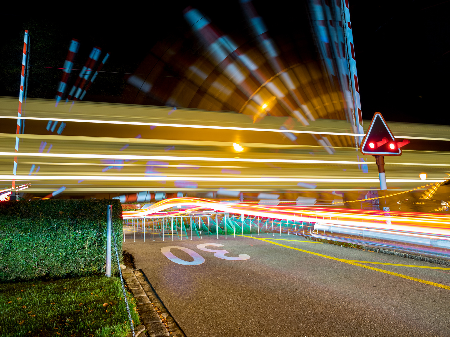 Bahnübergang bei Nacht im Kreuz Verkehr