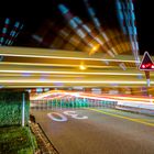 Bahnübergang bei Nacht im Kreuz Verkehr