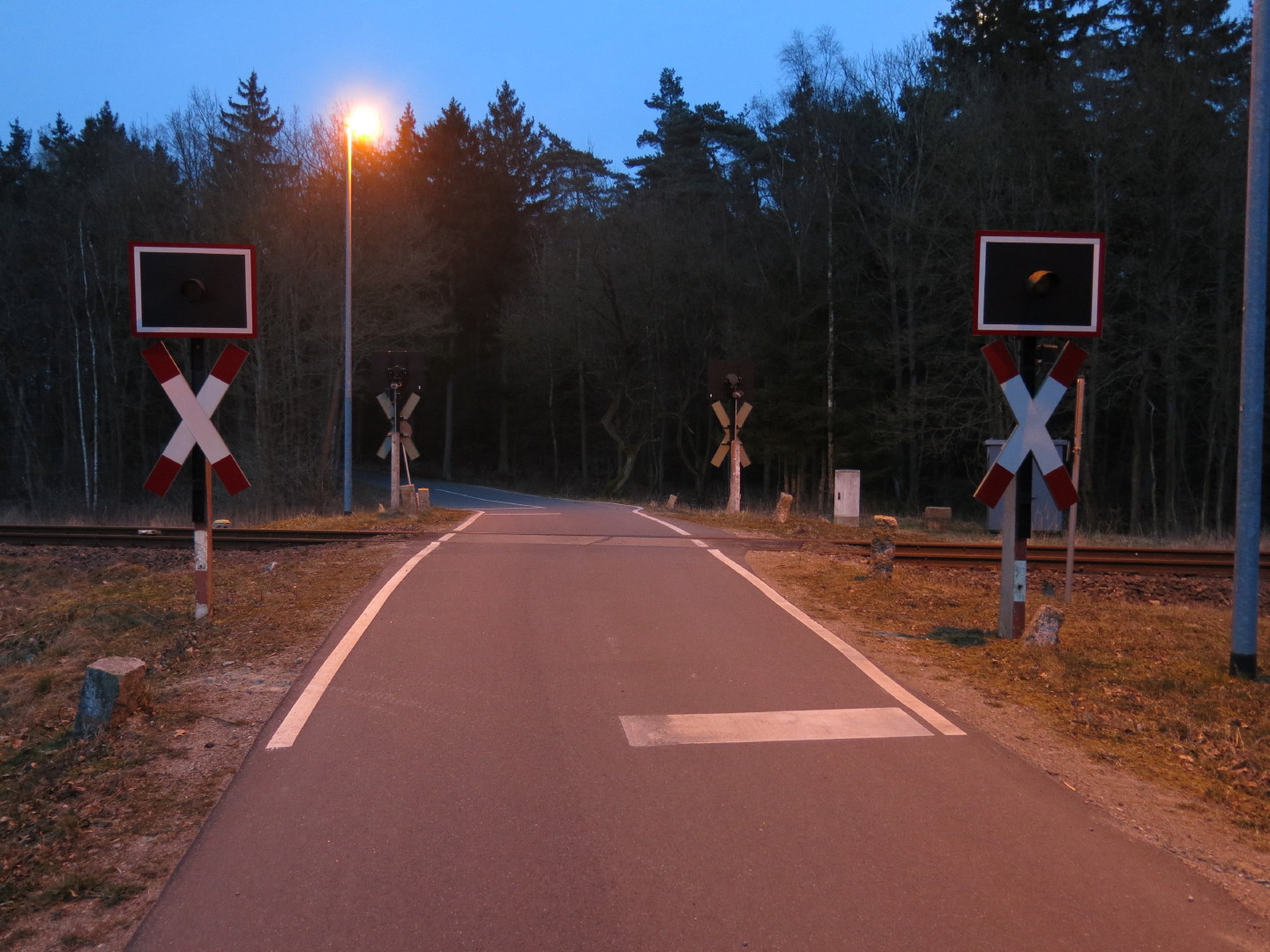 Bahnübergang in der Dämmerung