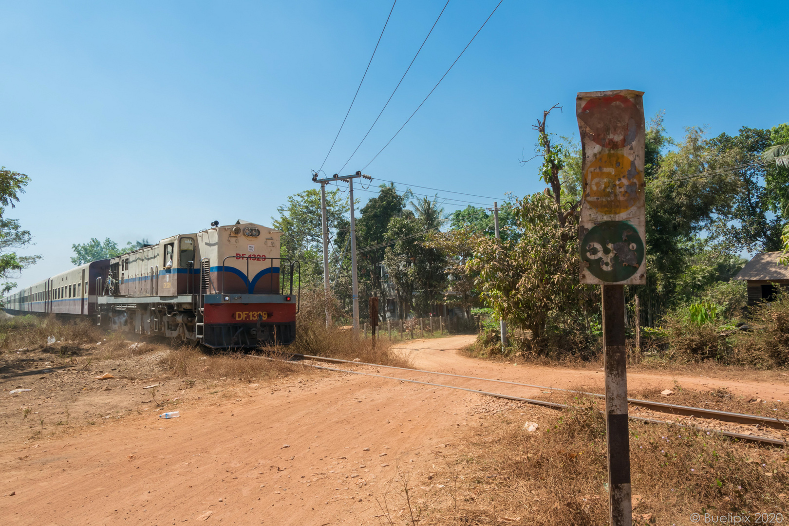 Bahnübergang zwischen Thaton und Don Wun (© Buelipix)