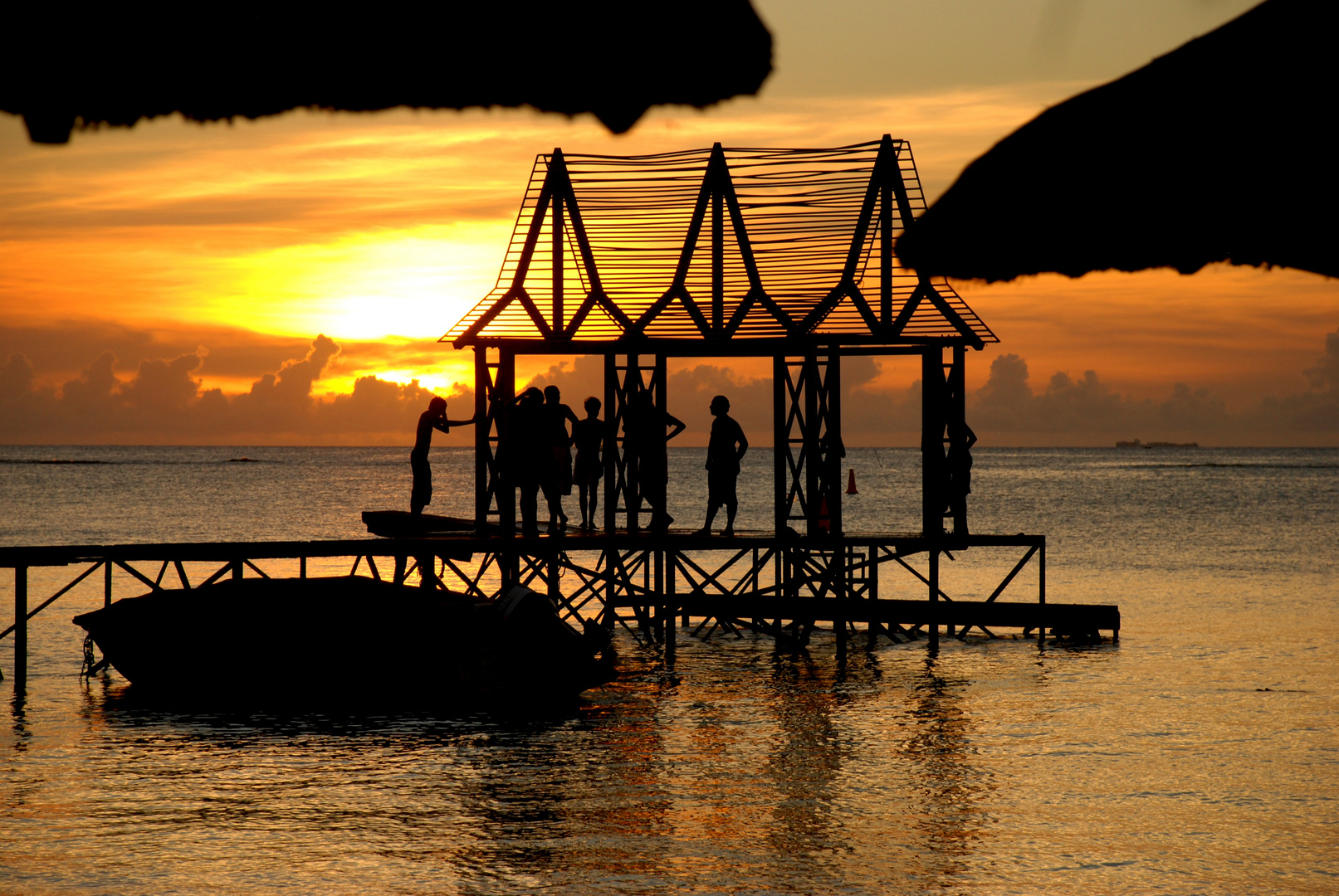 baignade au couché de soleil