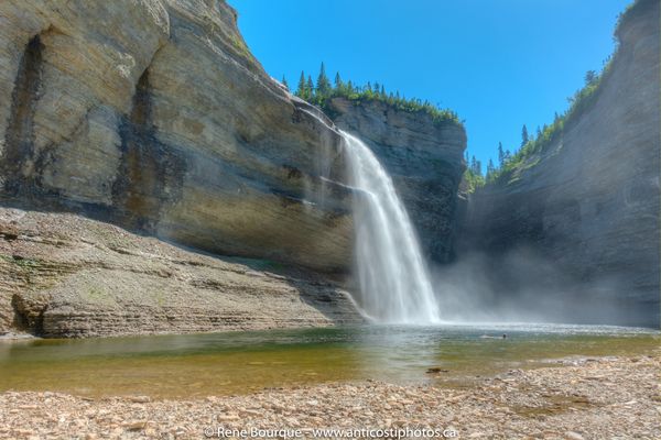 Baignade au pied de la chute Vauréal, Anticosti