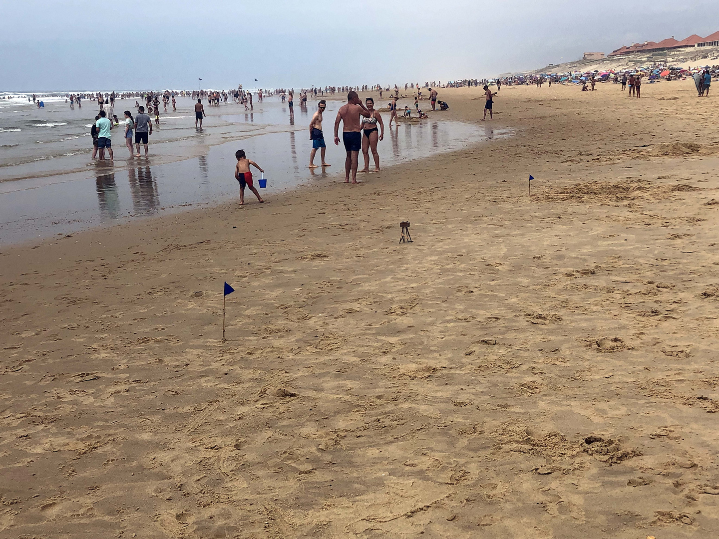 baignade autorisé, plage surveillé entre les drapeaux bleus !!! ;) 