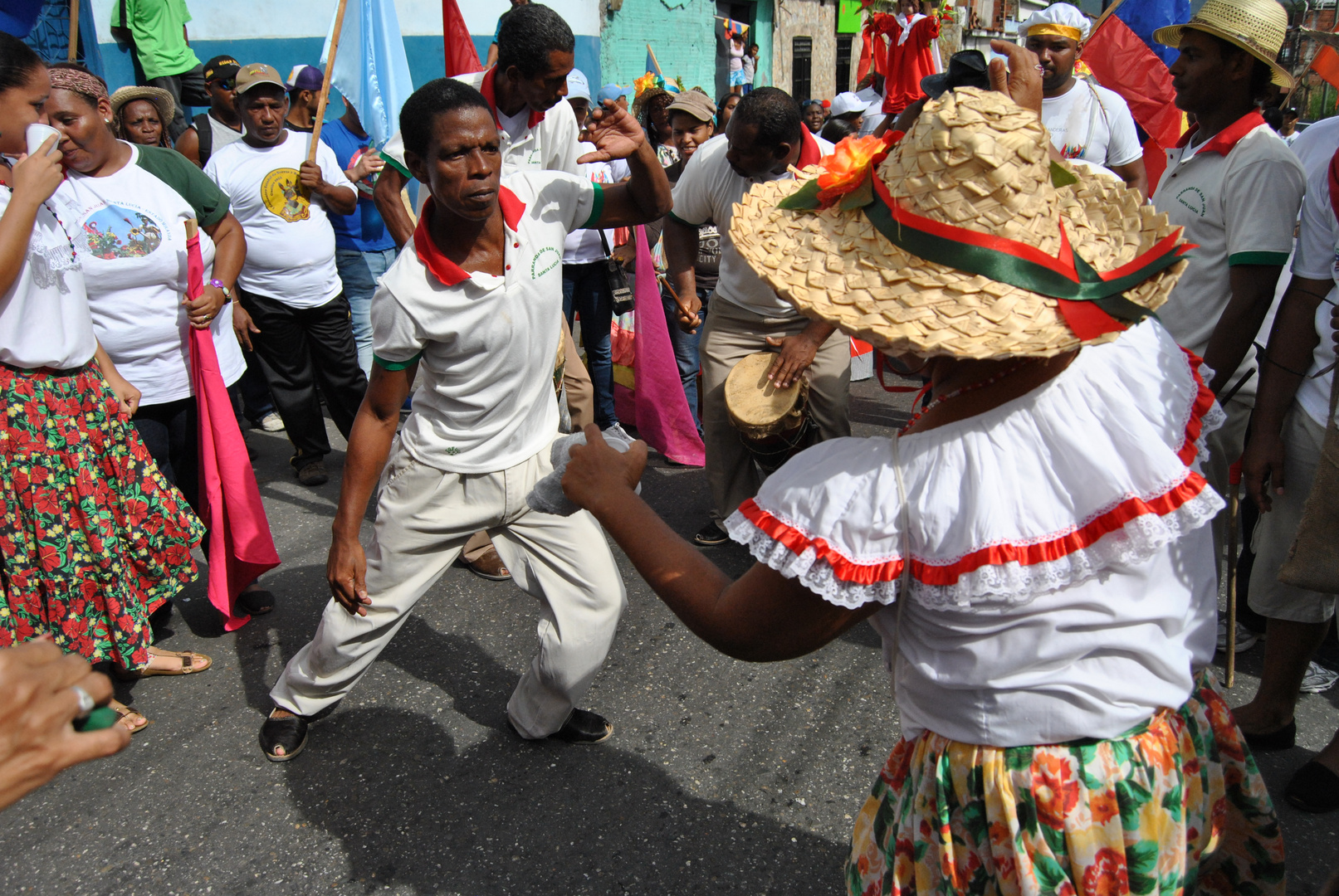 Bailando al son del tambor.