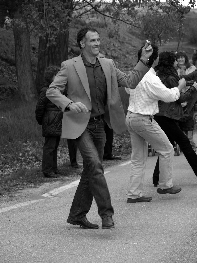 Bailando en Romeria, subiendo de espaldas