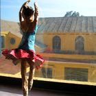 bailarina en la ventana