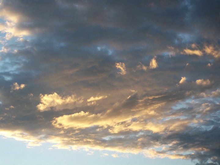 Bailemos al son del vuelo de las nubes.