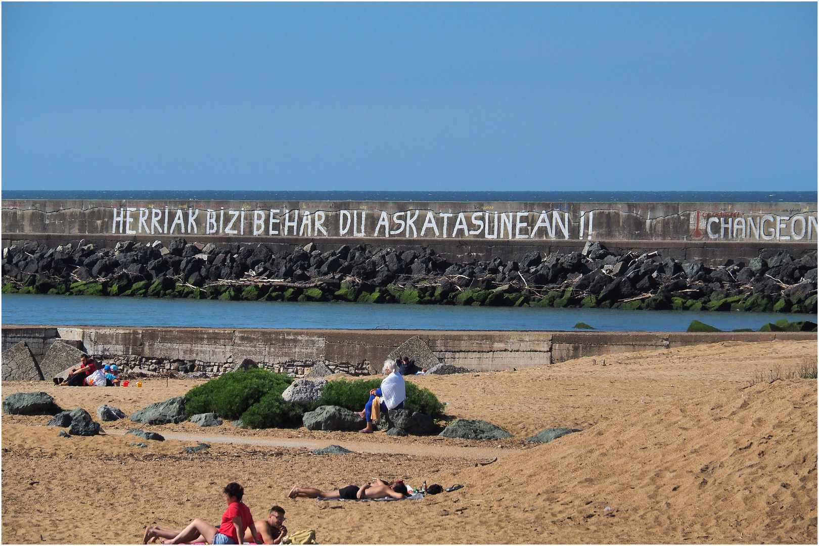 Bain de soleil et Bronzage à la plage de La Barre – Anglet