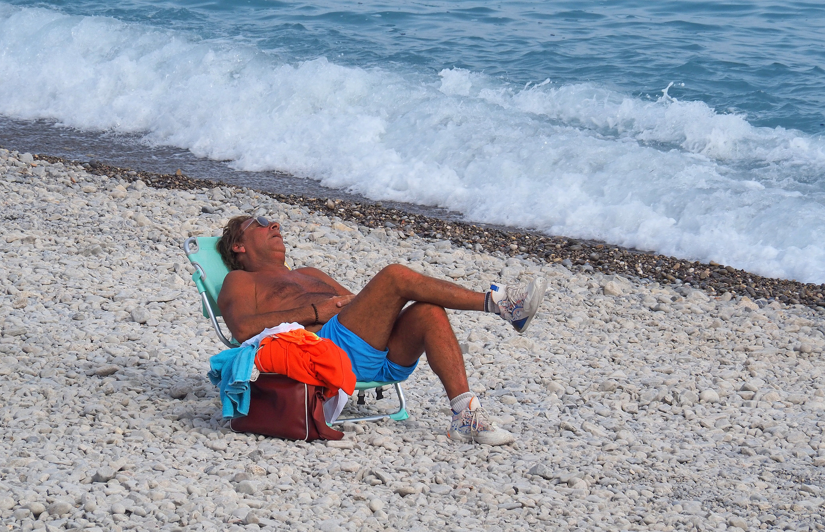 Bain de soleil zen sur la plage de Nice