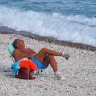 Bain de soleil zen sur la plage de Nice