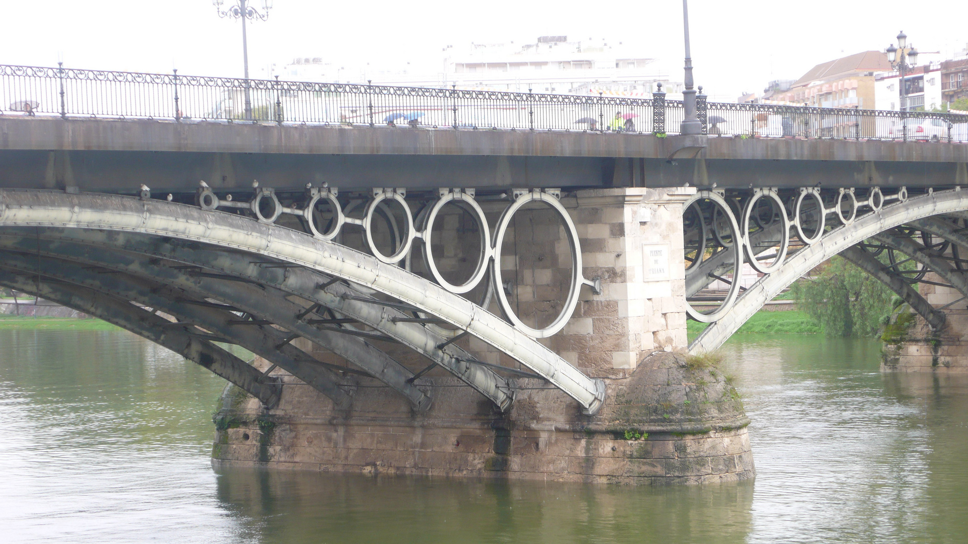 BAJO EL PUENTE