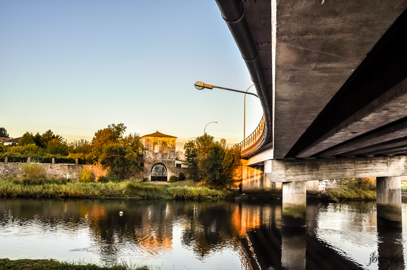 Bajo el puente.