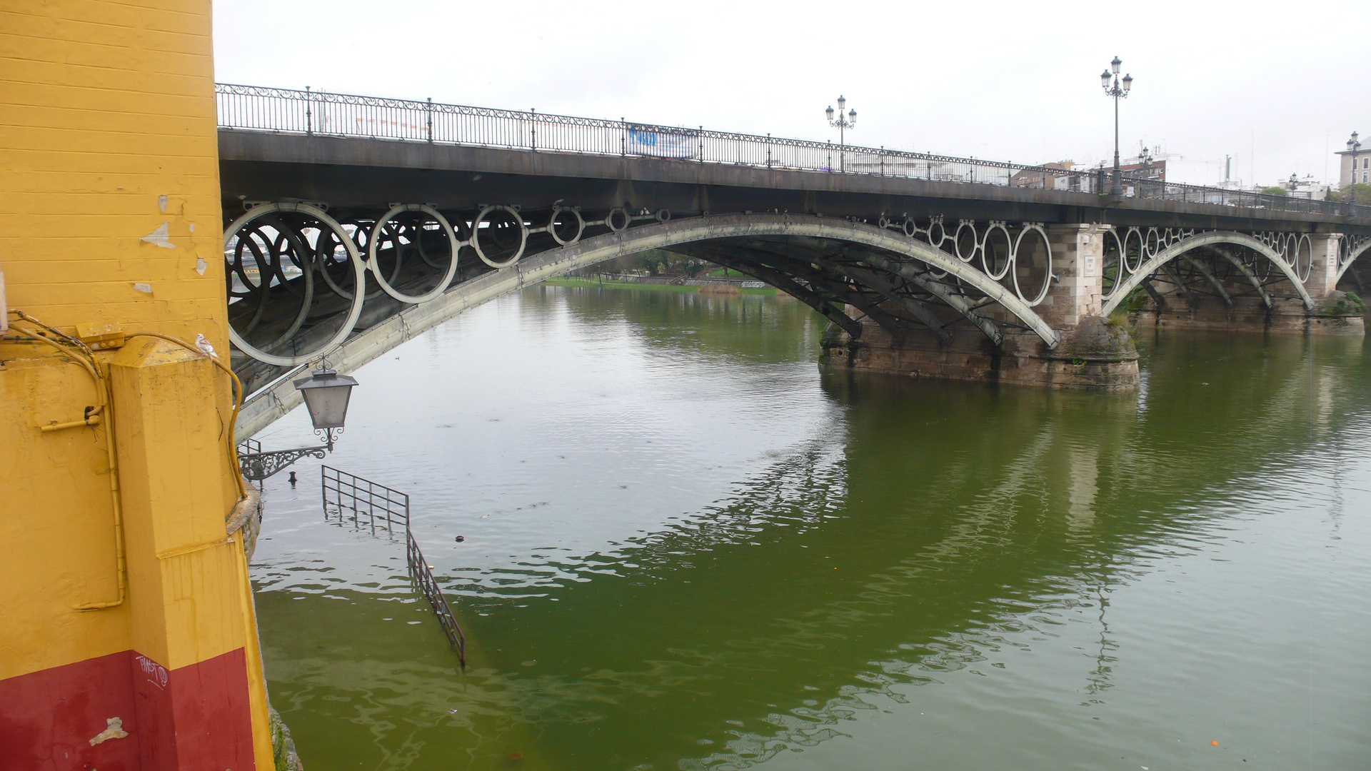 BAJO EL PUENTE DE TRIANA