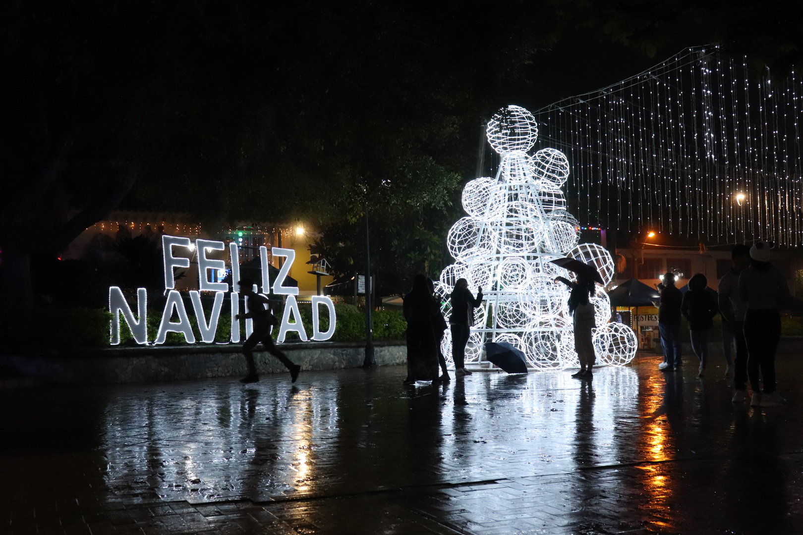 Bajo la lluvia también se prende la Navidad 