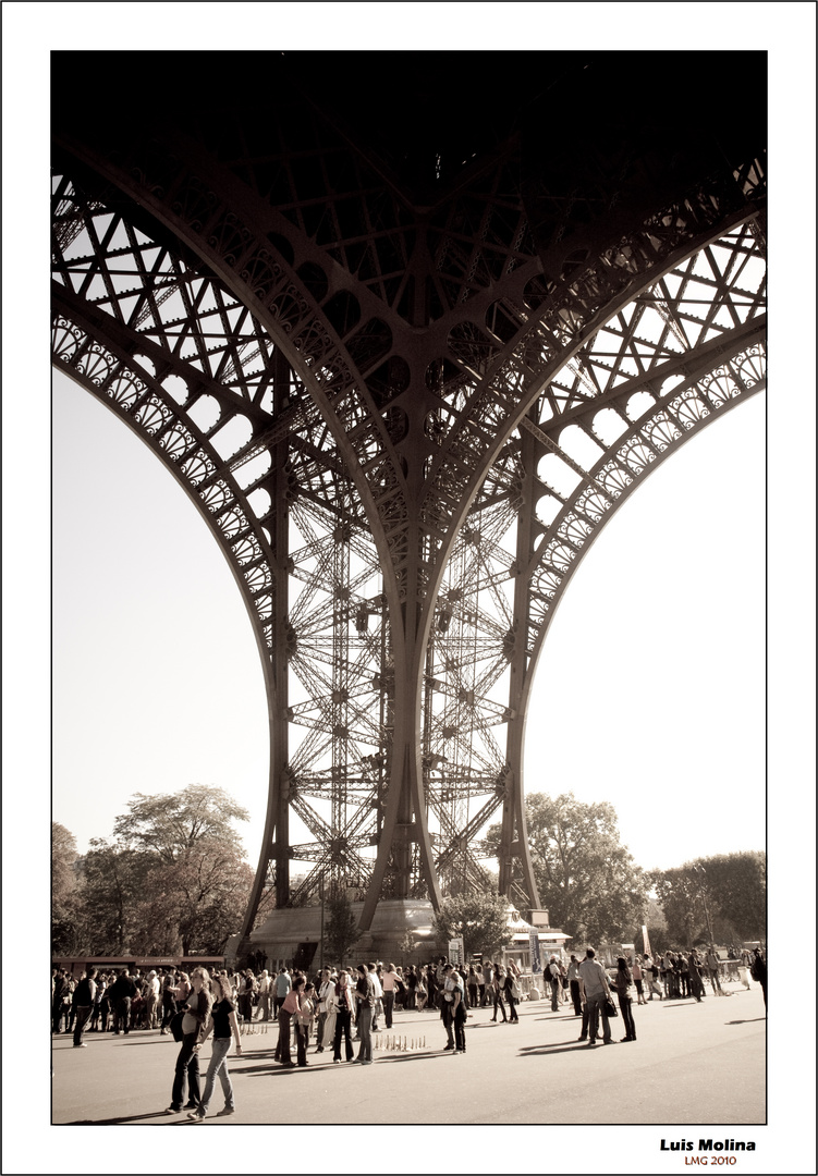 Bajo la Torre Eiffel