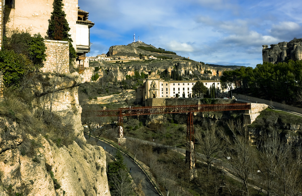 BAJO LAS CASAS COLGANTES ( CUENCA, ESPAÑA )