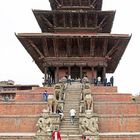 BAKHTAPUR - andere Tempel blieben unversehrt stehen