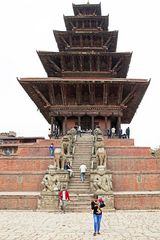 BAKHTAPUR - andere Tempel blieben unversehrt stehen