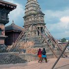 BAKHTAPUR - andere Tempel müssen gestützt werden, um nicht einzustürzen