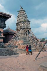 BAKHTAPUR - andere Tempel müssen gestützt werden, um nicht einzustürzen