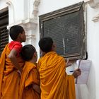 BAKHTAPUR - die Studien der buddhistischen Lehre gehen auch nach dem Erdbeben weiter