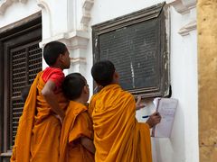 BAKHTAPUR - die Studien der buddhistischen Lehre gehen auch nach dem Erdbeben weiter