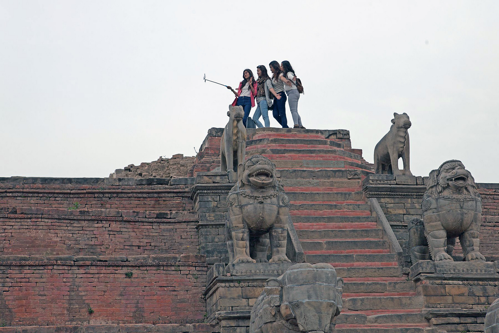 BAKHTAPUR - wo Tempel standen, stehen nach dem Erdbeben Japaner, die Selfies machen 