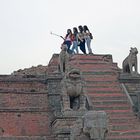 BAKHTAPUR - wo Tempel standen, stehen nach dem Erdbeben Japaner, die Selfies machen 