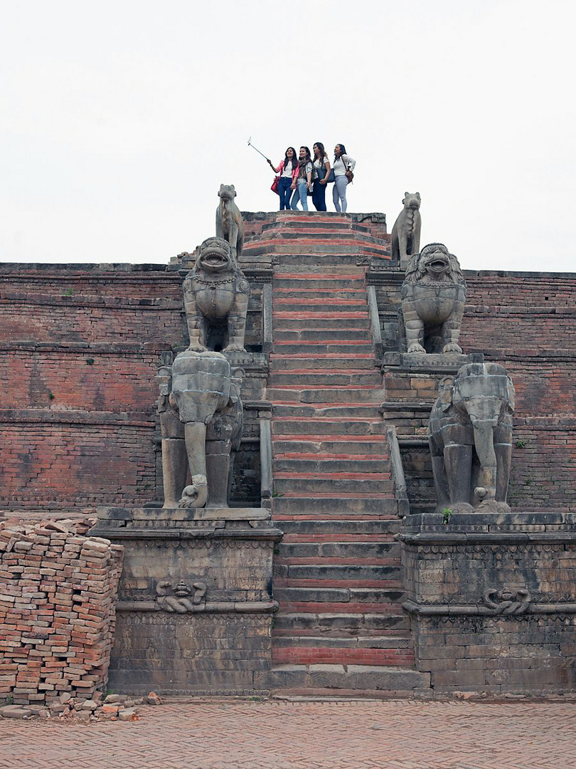 BAKHTAPUR - Wo vor dem Erdbeben Tempel stande, stehen Japaner und machen Selfies