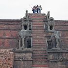 BAKHTAPUR - Wo vor dem Erdbeben Tempel stande, stehen Japaner und machen Selfies